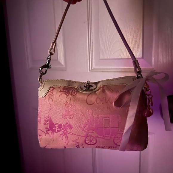 Rare Vintage Baby pink Turn Lock wristlet - Picture 1 of 7